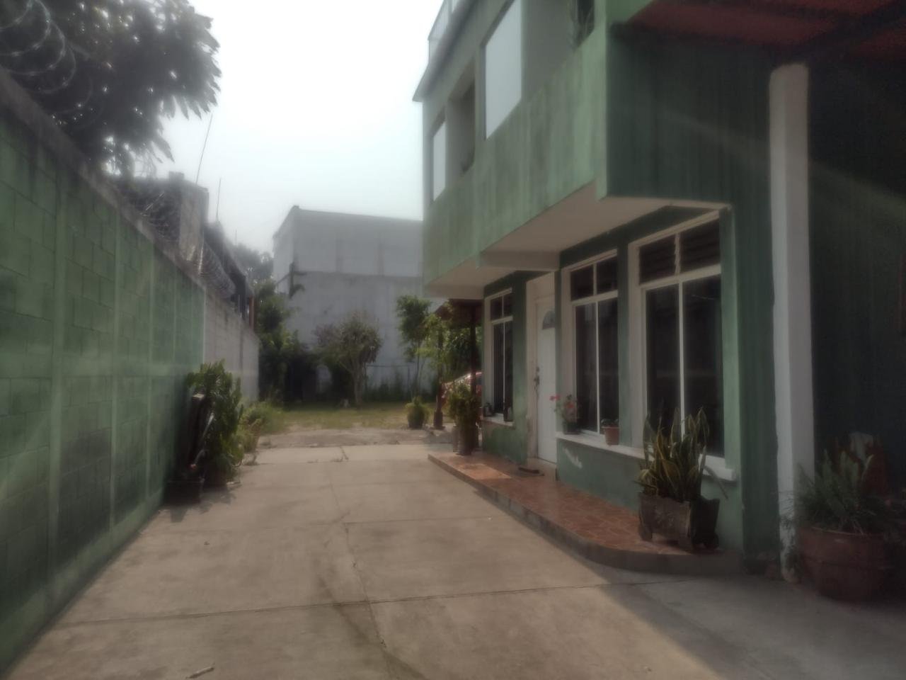 RENTO CASA EN ZONA 15, AFUERA DE GARITA CERCA A UNIVERSIDAD RAFAEL LANDIVAR